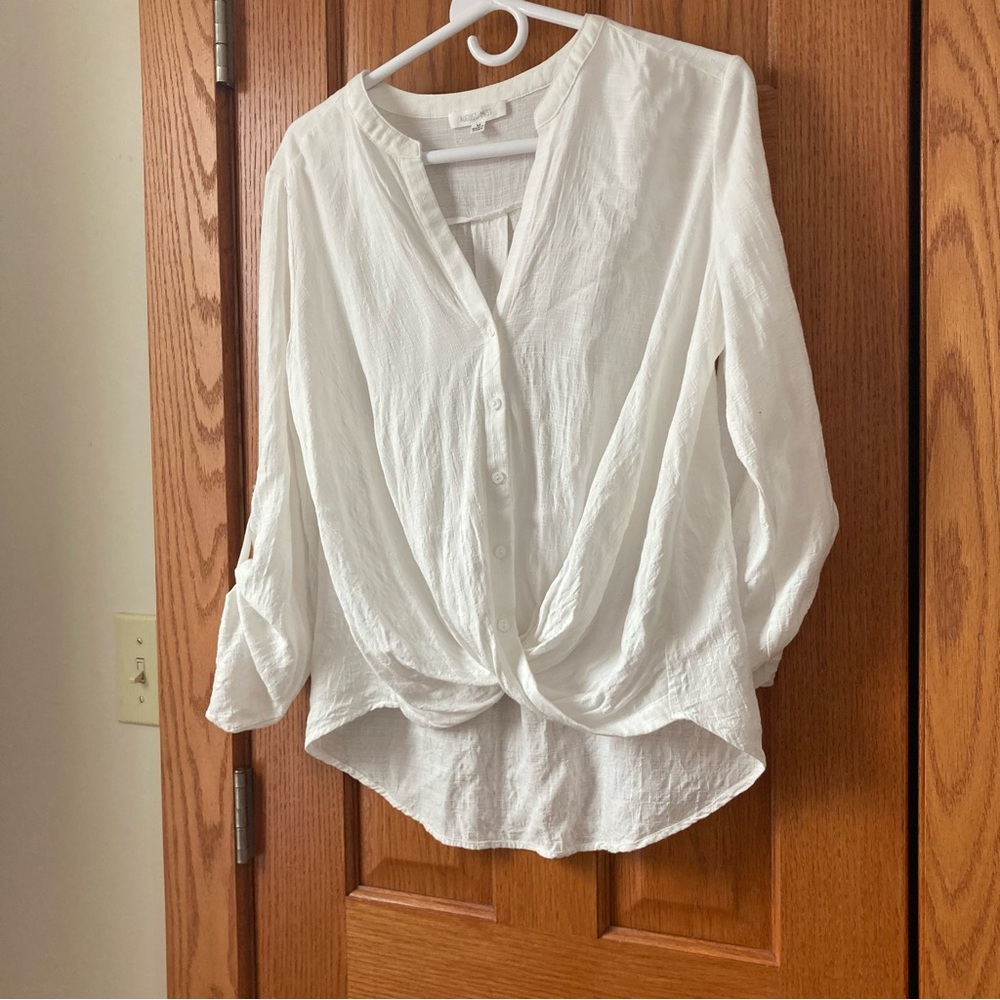 August mist white 3/4 sleeve twist top M v neck button down